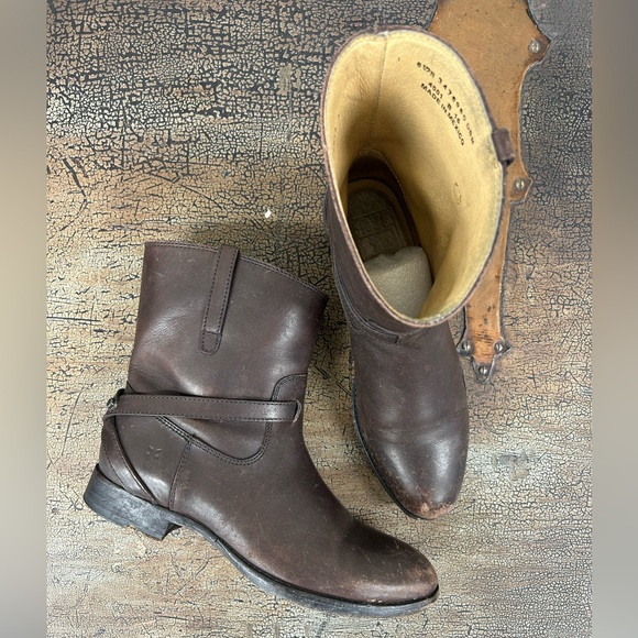 Frye Lindsay Plate Short Distressed Dark Brown Boot - Picture 2 of 9